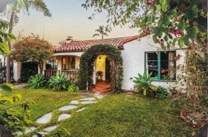 Read more about the article New 2022 Calendar Highlights Historic Costa Mesa Homes