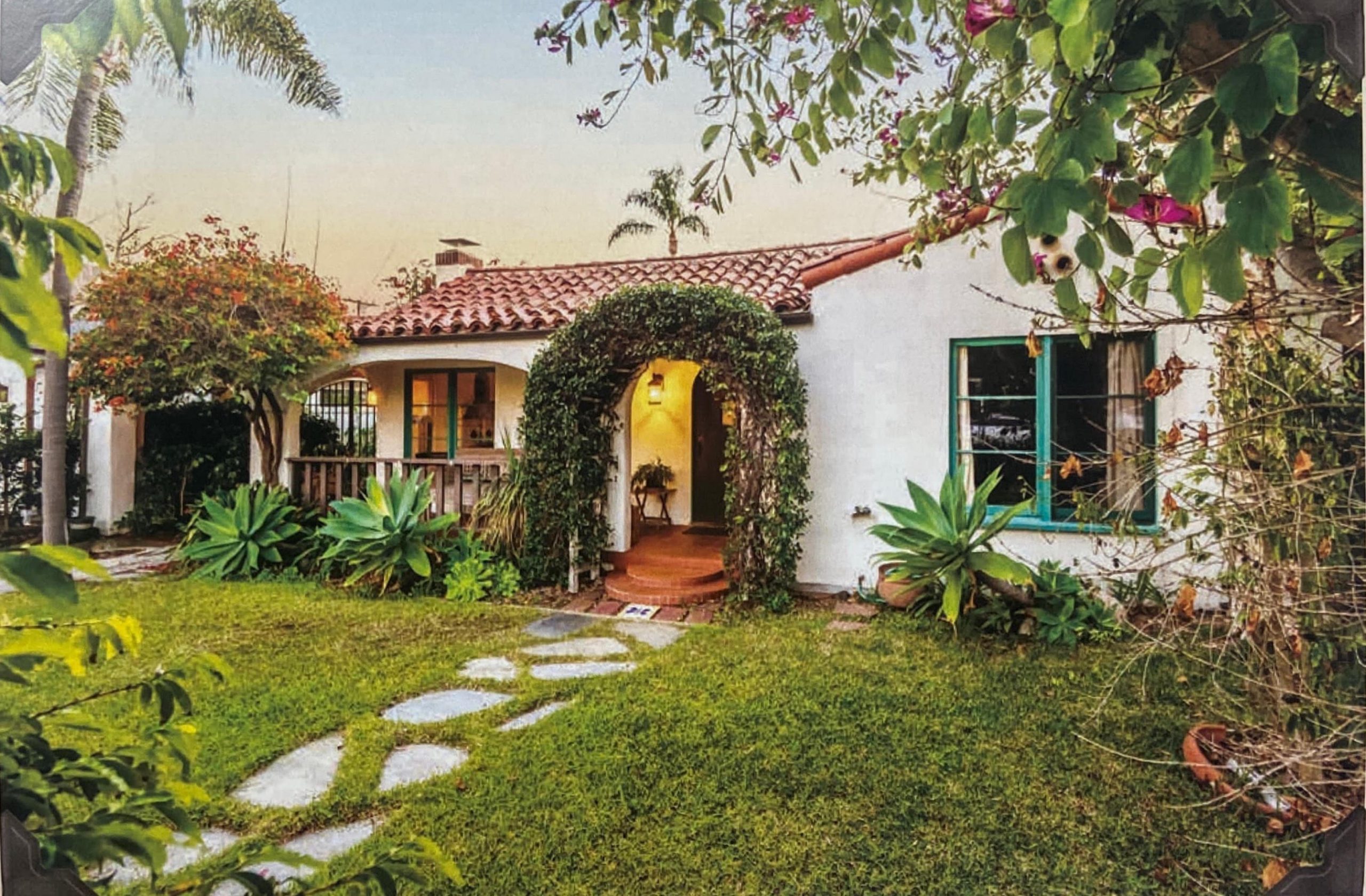 Read more about the article New 2022 Calendar Highlights Historic Costa Mesa Homes